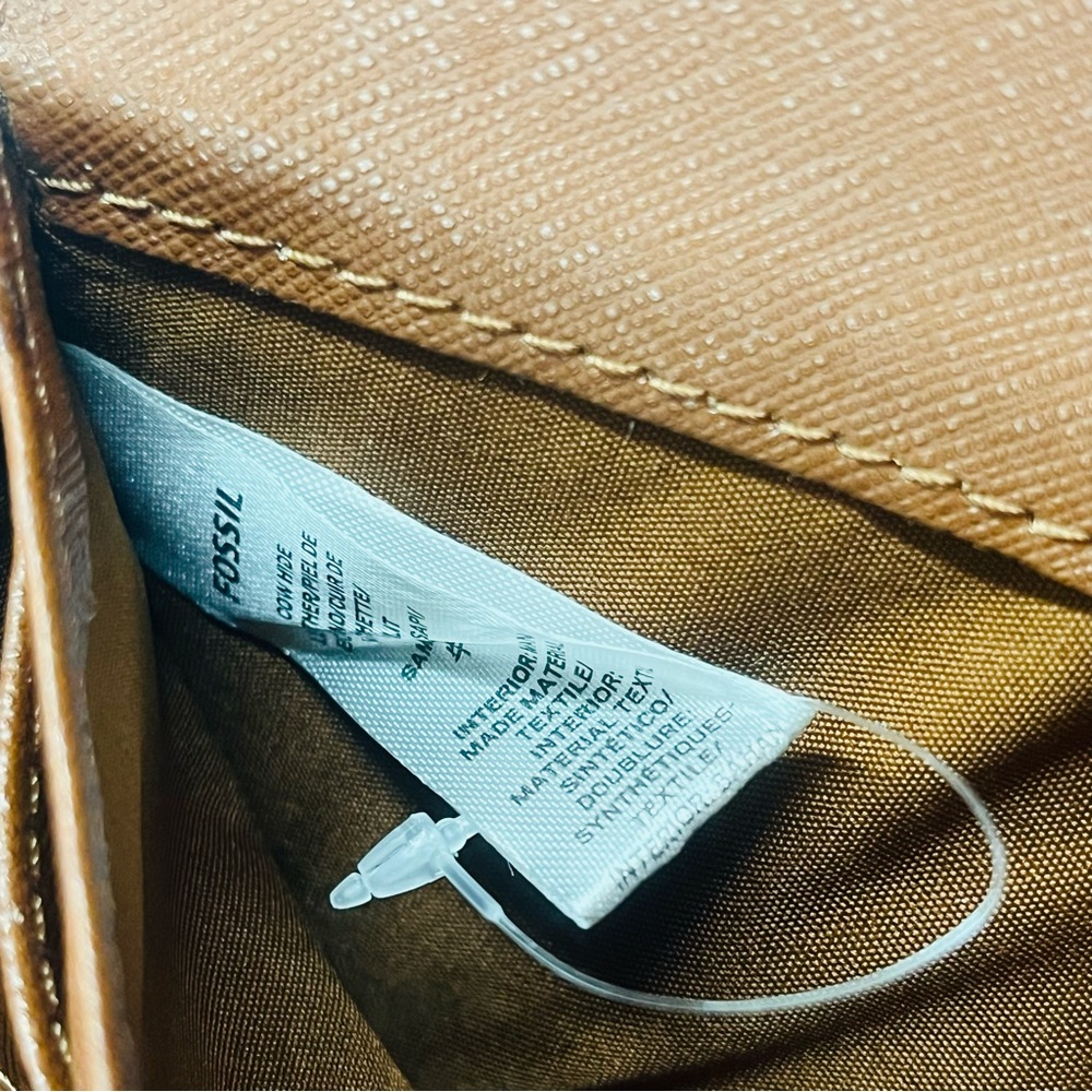 Fossil Woman’s Brown Wallet Never Used - Picture 7 of 11